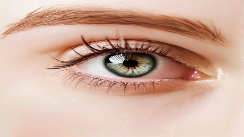 Contact Lens Wearers and Cosmetics: Allergy Risks & Safe Products